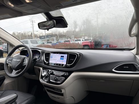 Used 2024 Chrysler Pacifica Touring-L image 16
