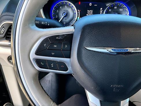 Used 2020 Chrysler Pacifica Limited image 17