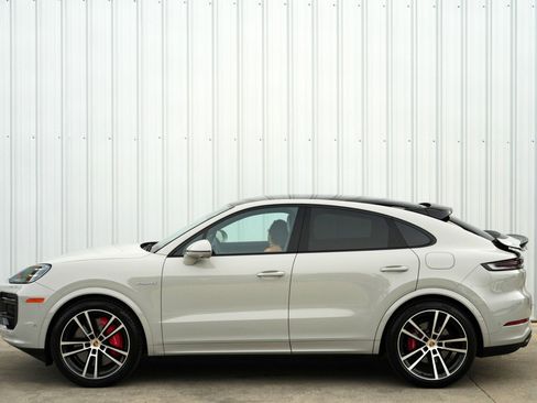Used 2024 Porsche Cayenne Turbo image 9
