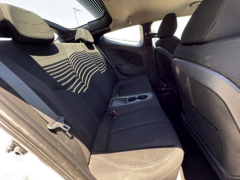 Used 2016 Hyundai Veloster image 9