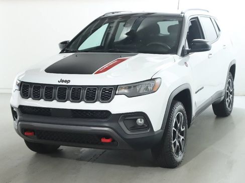 Used 2025 Jeep Compass Trailhawk AWD/4WD image 4