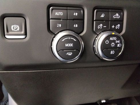 Used 2024 GMC Sierra 2500 AT4 w/ Technology Package image 17