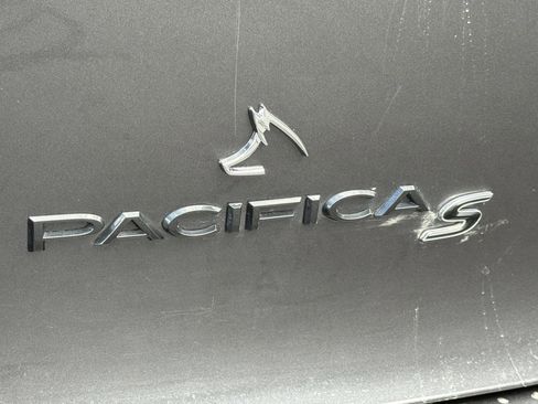 Used 2020 Chrysler Pacifica Touring-L Plus image 50