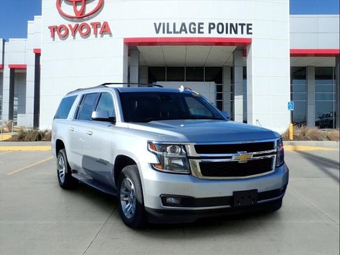 Used 2019 Chevrolet Suburban LT image 3