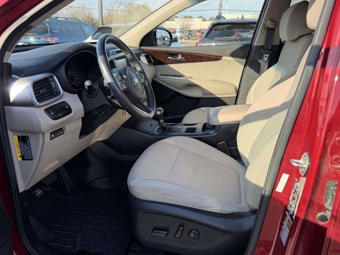 Used 2017 Kia Sorento LX w/ LX Convenience Package image 17