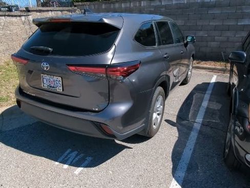 Used 2023 Toyota Highlander LE image 2