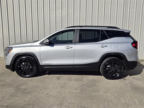 Used 2022 GMC Terrain SLE w/ Elevation Edition image 7