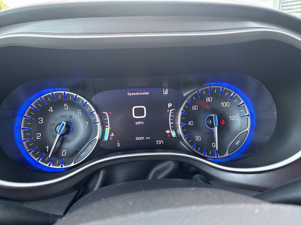 Used 2023 Chrysler Pacifica Touring-L FWD image 27
