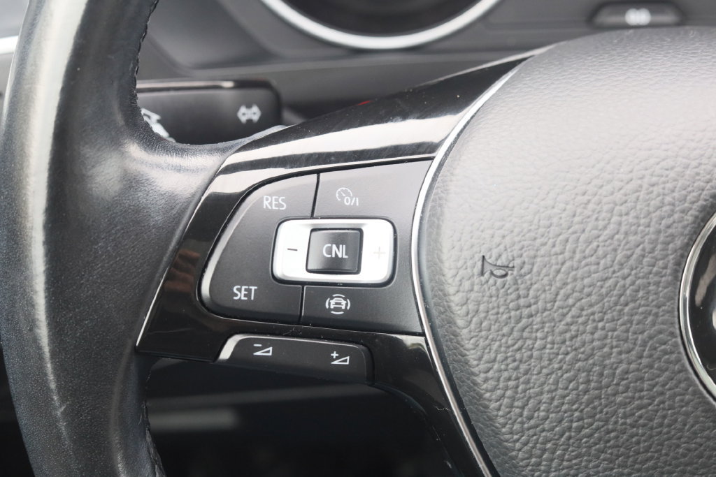 Used 2019 Volkswagen Tiguan SE w/ Panoramic Sunroof Package AWD/4WD image 9