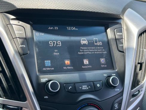 Used 2017 Hyundai Veloster FWD image 29