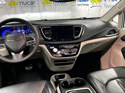 Used 2023 Chrysler Pacifica Touring-L FWD image 17