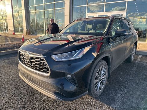 Used 2021 Toyota Highlander Platinum image 2