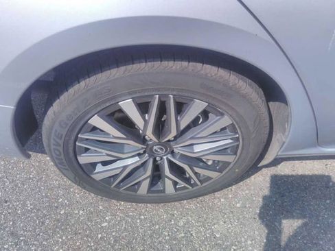 Used 2025 Nissan Altima 2.5 SV FWD image 11