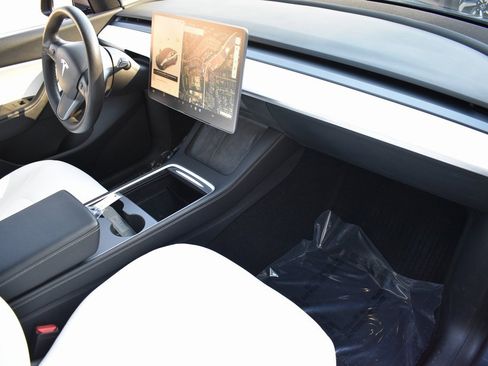 Used 2021 Tesla Model Y Long Range image 31