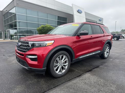 Used 2022 Ford Explorer XLT w/ Equipment Group 202A AWD/4WD image 2