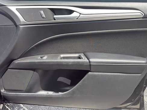 Used 2018 Ford Fusion SE FWD image 14