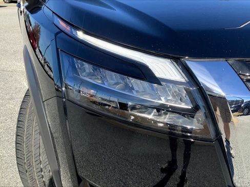 Used 2025 Nissan Pathfinder SV image 24