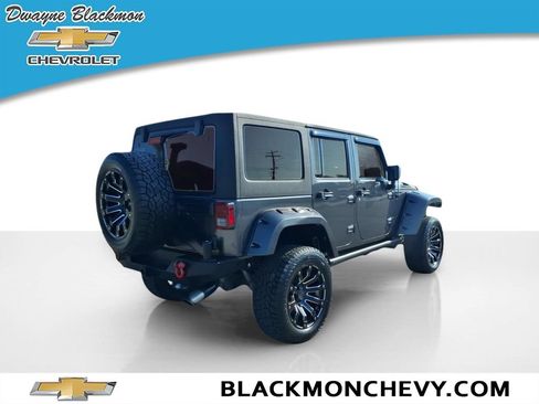 Used 2017 Jeep Wrangler Unlimited Rubicon w/ Connectivity Group AWD/4WD image 3