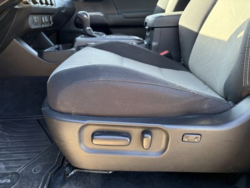 Used 2022 Toyota Tacoma TRD Off-Road AWD/4WD image 28