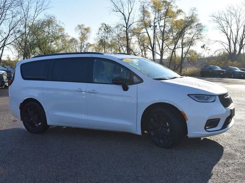 Used 2025 Chrysler Pacifica Limited image 9