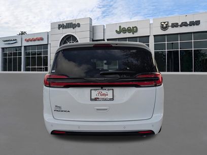 New 2026 Chrysler Pacifica Select