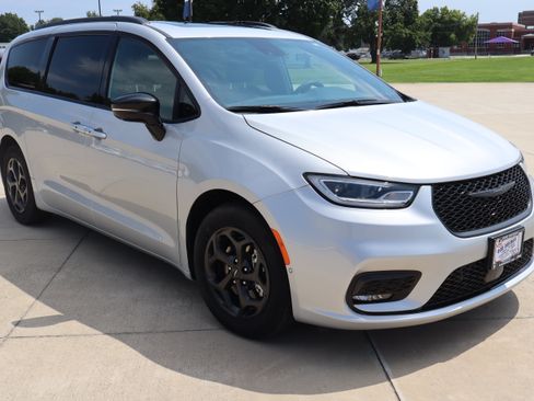 Used 2024 Chrysler Pacifica Premium FWD image 3