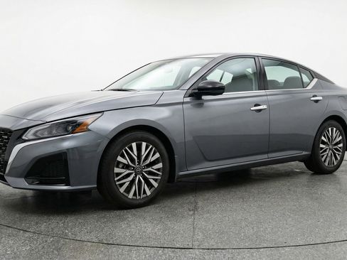 Used 2025 Nissan Altima 2.5 SV image 3