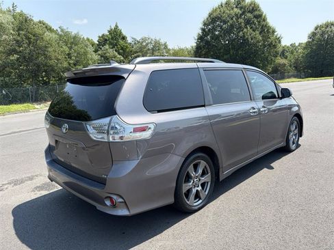 Used 2019 Toyota Sienna SE FWD image 6