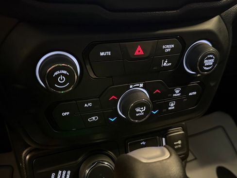 Used 2022 Jeep Renegade Latitude w/ Convenience Group image 14