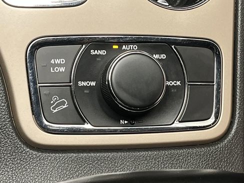 Used 2016 Jeep Grand Cherokee Laredo 75th Anniversary image 15