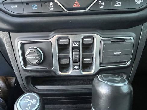 Used 2021 Jeep Wrangler Unlimited Sahara AWD/4WD image 14