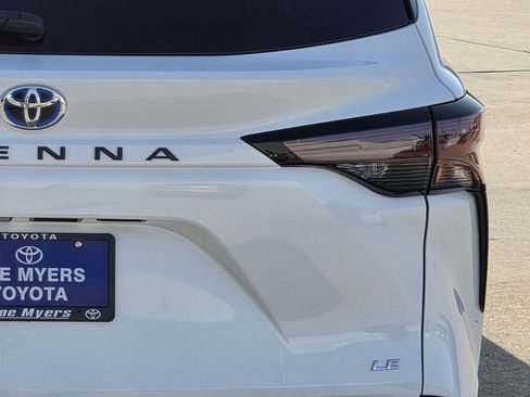 Used 2025 Toyota Sienna LE FWD image 9
