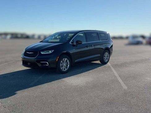 New 2026 Chrysler Pacifica Limited image 4