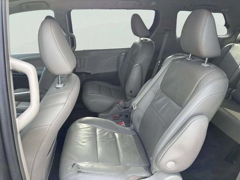 Used 2018 Toyota Sienna XLE image 10