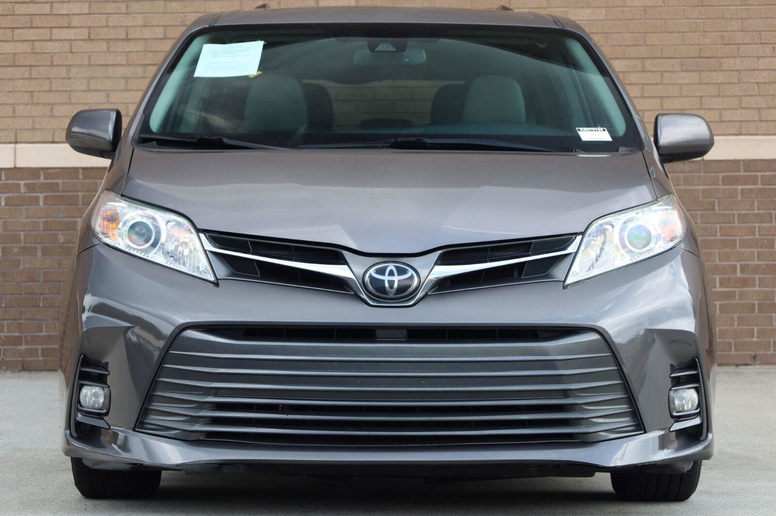 Used 2019 Toyota Sienna XLE Premium FWD image 5