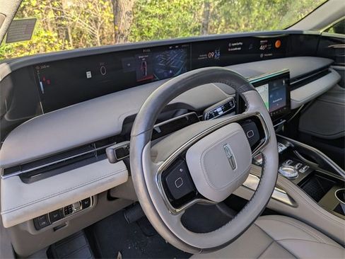 Used 2024 Lincoln Nautilus Premier image 11