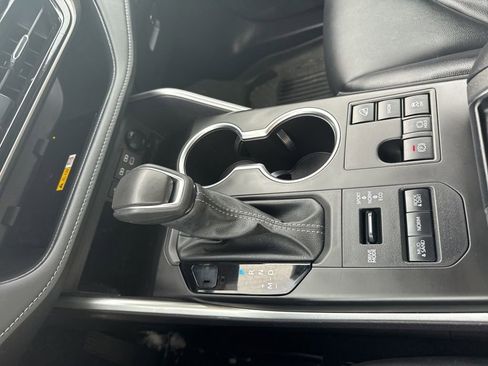 Used 2024 Toyota Highlander XLE image 19