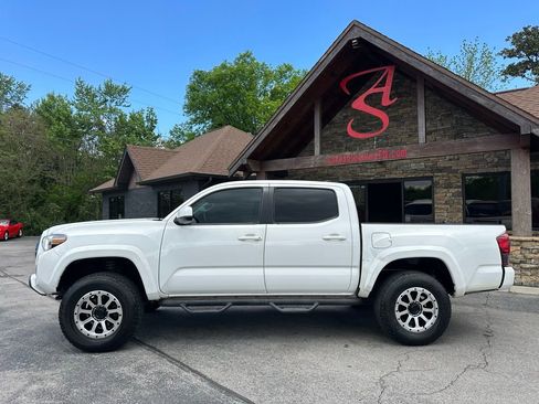 Used 2019 Toyota Tacoma SR5 RWD image 2