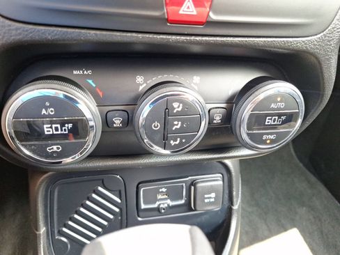 Used 2017 Jeep Renegade Latitude w/ Popular Equipment Group FWD image 26