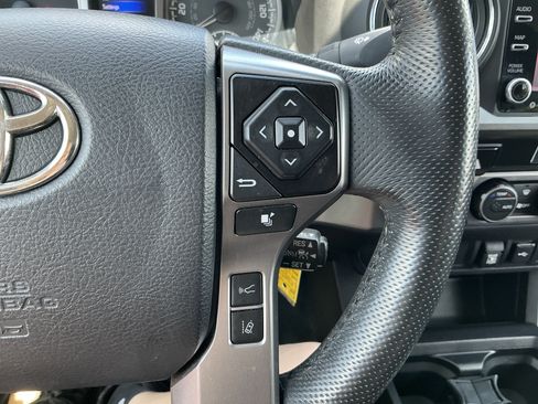 Used 2021 Toyota Tacoma SR5 AWD/4WD image 17