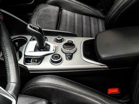 Used 2022 Alfa Romeo Giulia Veloce image 17