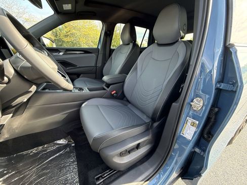 New 2025 Volkswagen Tiguan SE R-Line image 13