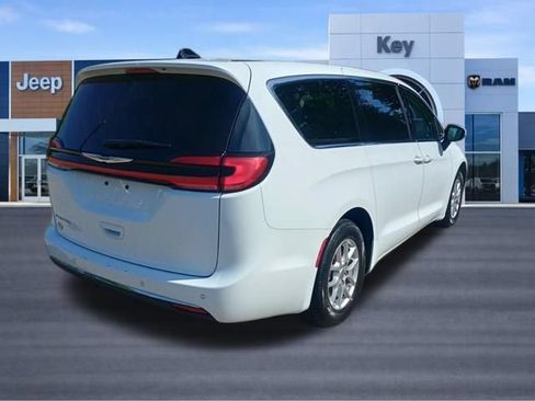 Used 2023 Chrysler Pacifica Touring-L FWD image 5