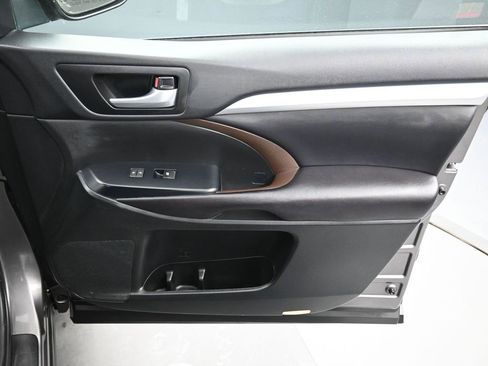 Used 2016 Toyota Highlander XLE image 31