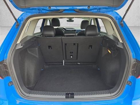 Used 2023 Volkswagen Taos SE w/ Panoramic Sunroof Package FWD image 4