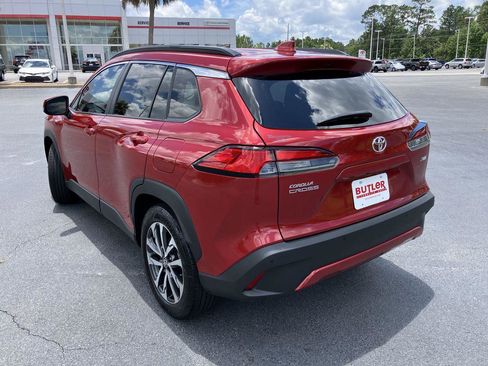Used 2023 Toyota Corolla Cross XLE image 3