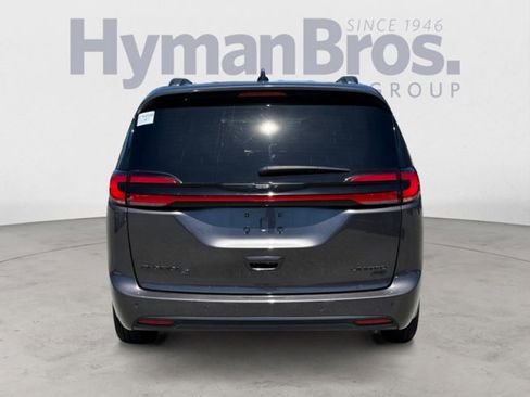 Used 2023 Chrysler Pacifica Limited w/ Uconnect Theater Family Group AWD/4WD image 4