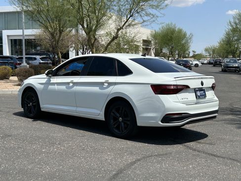 Used 2024 Volkswagen Jetta SE FWD image 3