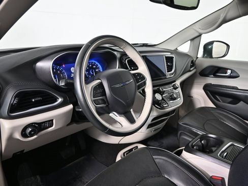 Used 2020 Chrysler Pacifica Limited image 25