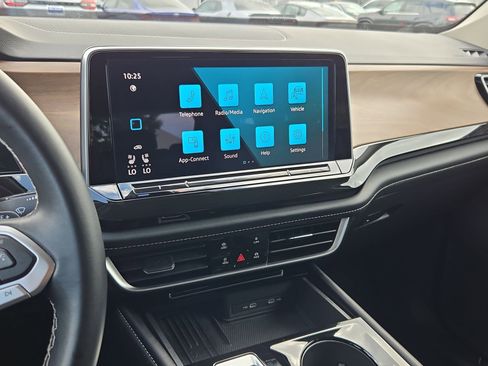 Used 2025 Volkswagen Atlas SE image 23